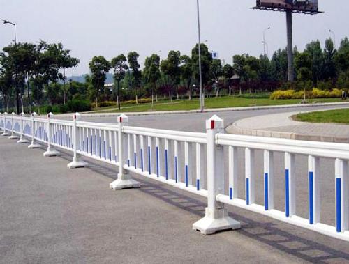 洛陽(yáng)鋅鋼護(hù)欄廠-交通護(hù)欄