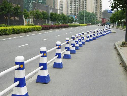 洛陽(yáng)鐵藝護(hù)欄廠-交通護(hù)欄